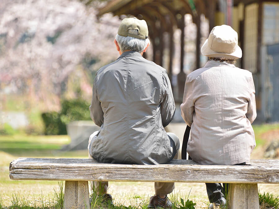 ベンチに座る老夫婦