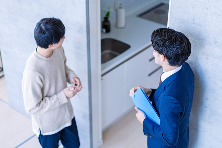 内覧する男性
