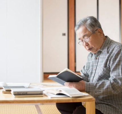 一人で過ごす男性