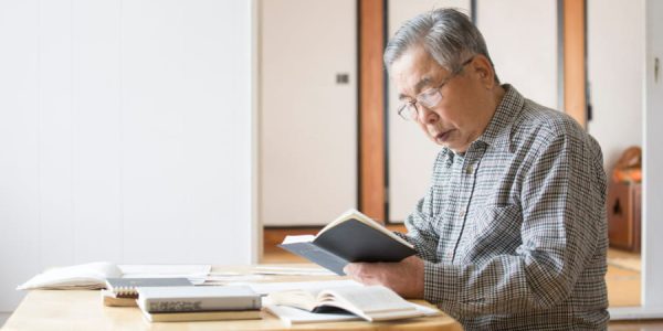 一人で過ごす男性