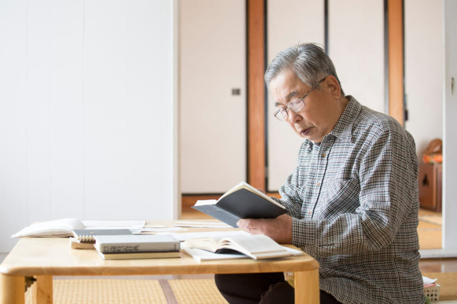 一人で過ごす男性