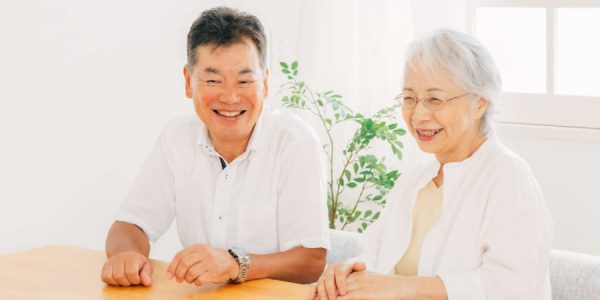 年配の男女