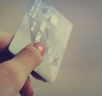 クレジットカードを持つ手