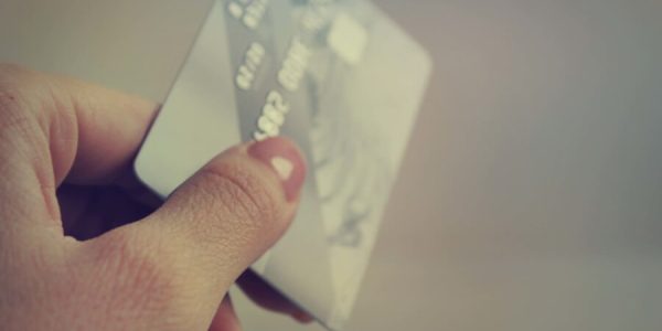 クレジットカードを持つ手