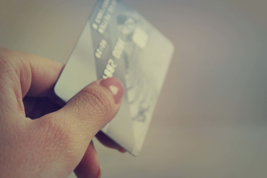 クレジットカードを持つ手