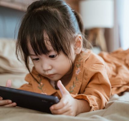 携帯でYouTubeを観る子ども