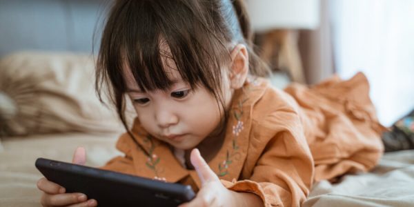 携帯でYouTubeを観る子ども